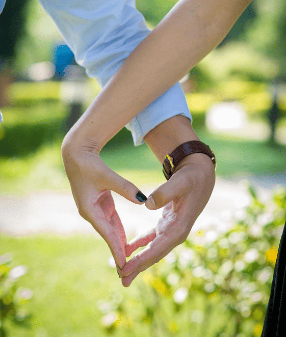 2 mains réunies en signe d'amour et forment un coeur.